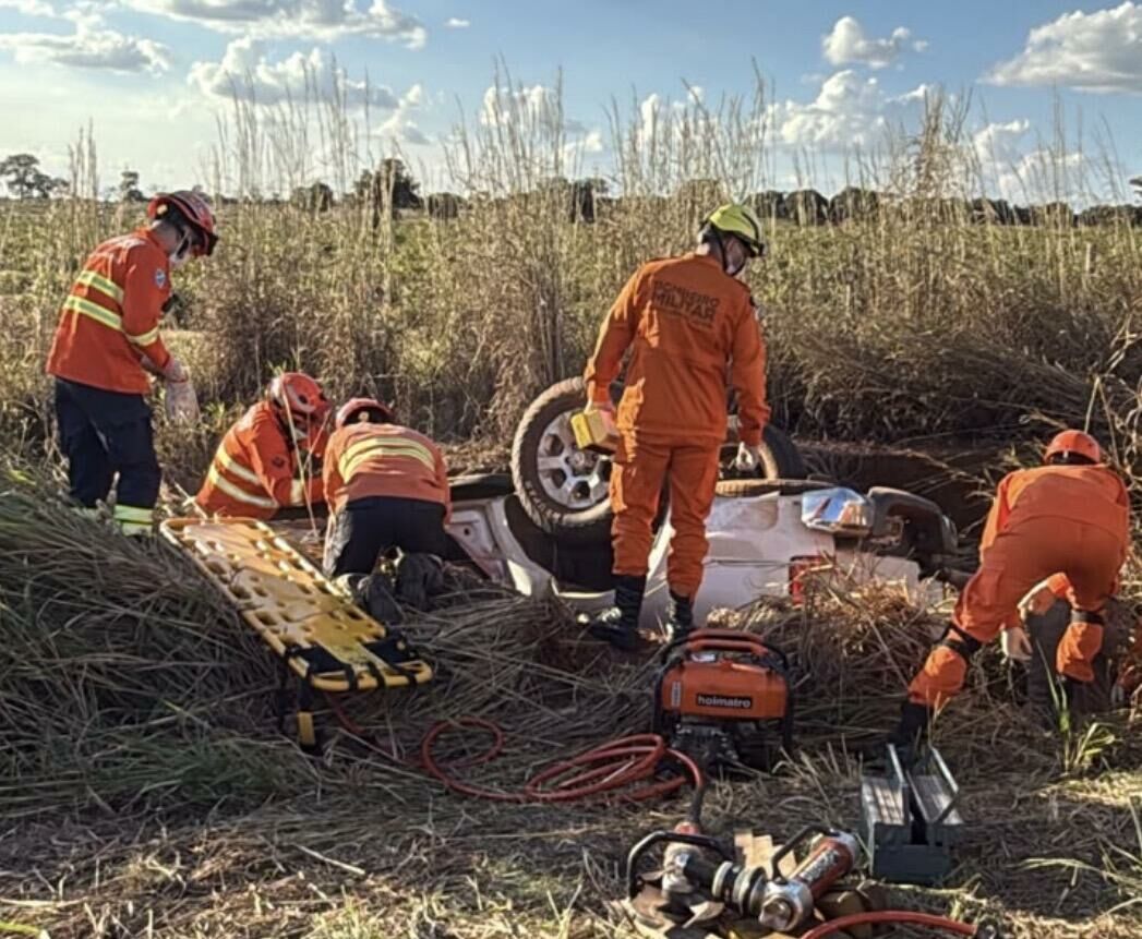 Imagem de compartilhamento para o artigo Família fica presa às ferragens após caminhonete capotar na MS-223 entre Figueirão e Costa Rica da MS Todo dia